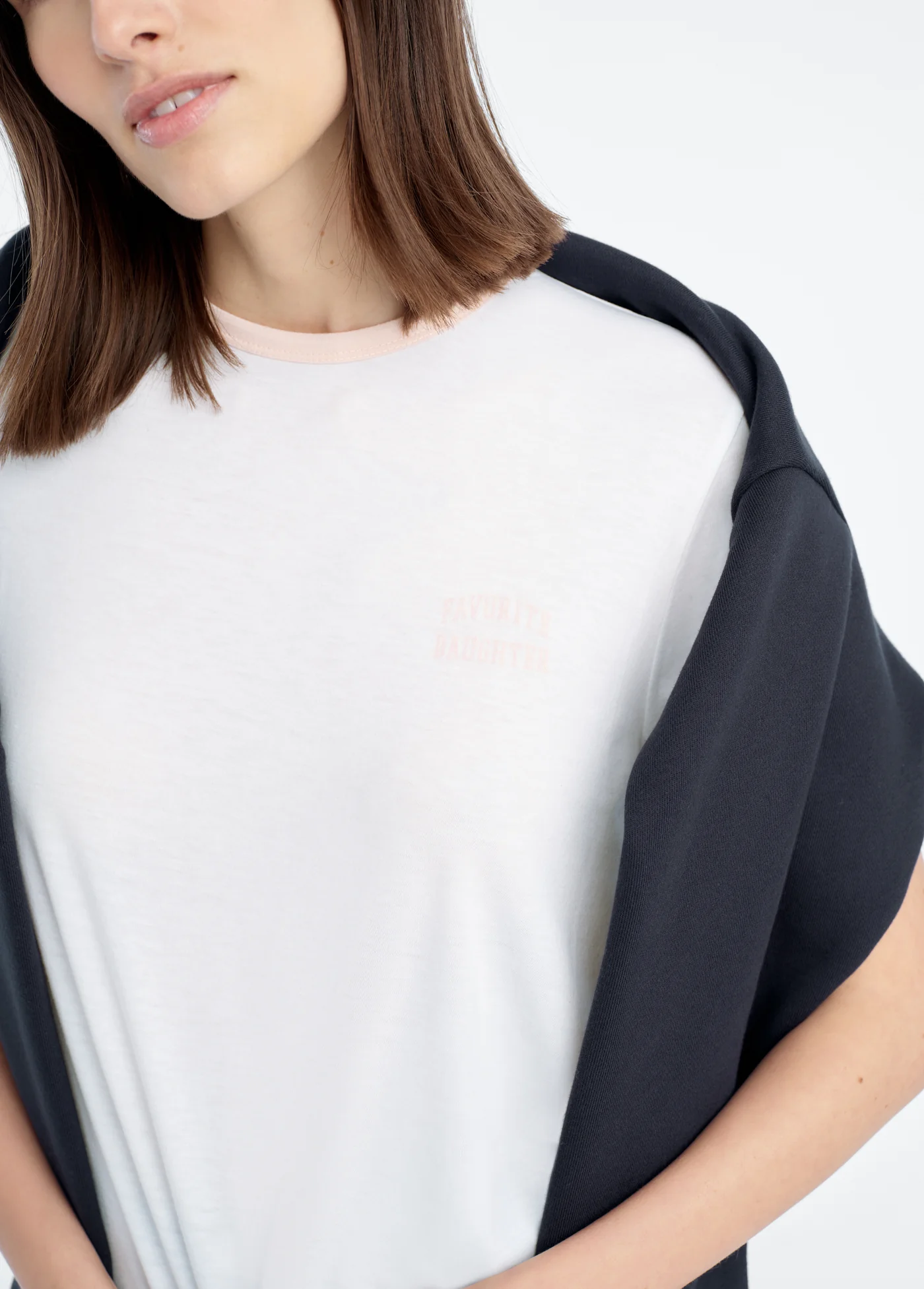 THE COLLEGIATE CHEST LOGO RINGER TEE - Image 2